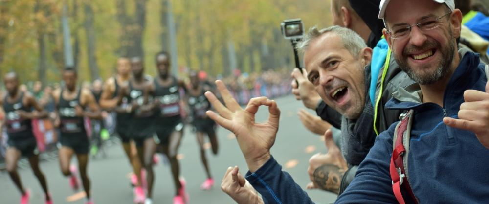 Begeisterte Fans am Streckenrand feuern Eliud Kipchoge an