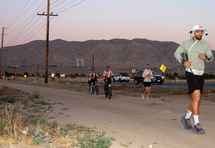 Der deutsche Ultraläufer Arda Saatçi absolvierte ganze 14 Marathons in nur 4 Tagen – innerhalb seines 600 km langen Ultramarathons Der deutsche Ultraläufer Arda Saatçi absolvierte ganze 14 Marathons in nur 4 Tagen – innerhalb seines 600 km langen Ultramarathons